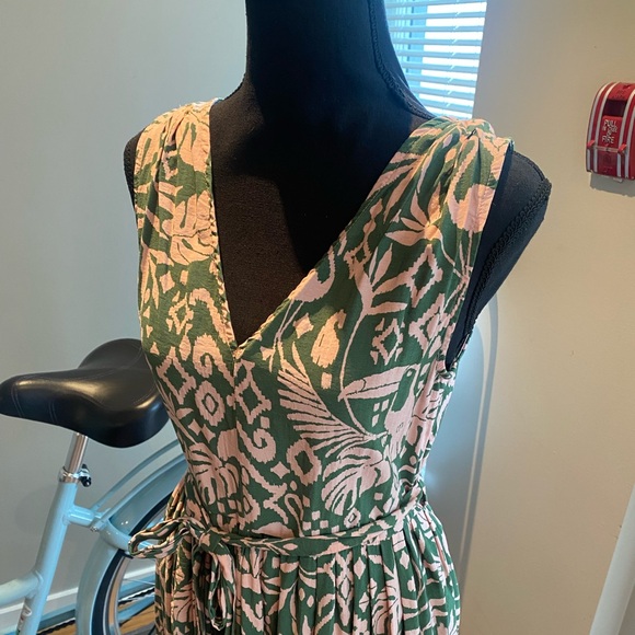 Beautiful dress by dress form - Picture 3 of 6